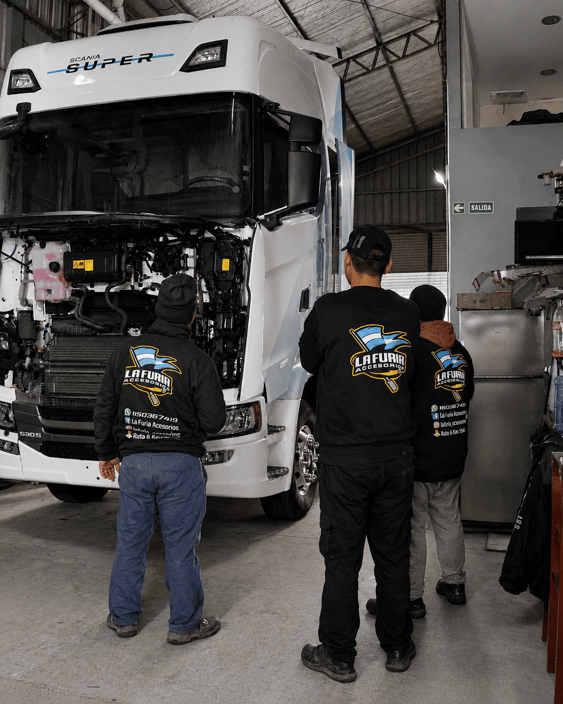 Equipo de La Furia trabajando en un camión Scania