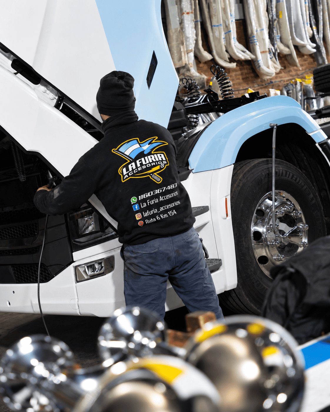 Colocación profesional de accesorios en un camión